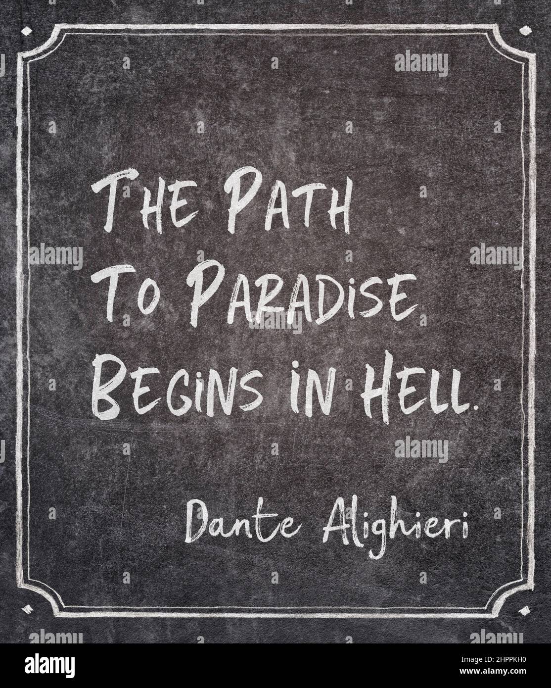 Il percorso verso il paradiso inizia all'inferno - antica citazione del poeta romano Dante Alighieri scritta su una lavagna incorniciata Foto Stock