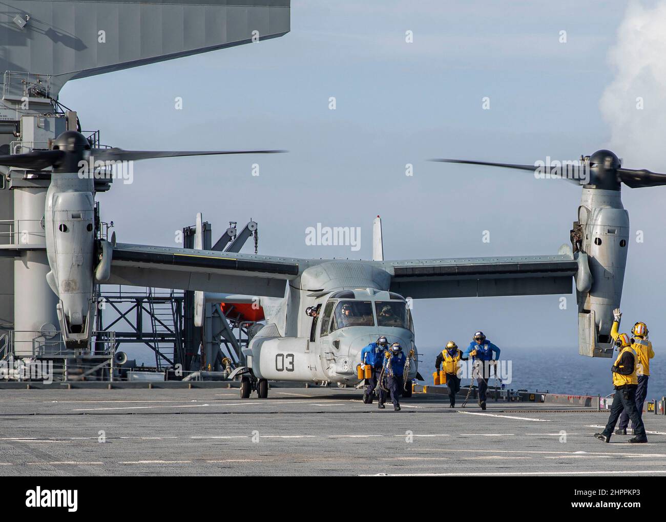 220220-N-TI693-3163 IONIAN SEA - (FEB 20, 2022) marinai assegnati alla base navale di Expeditionary USS Hershel 'Woody' Williams (ESB 4) rimuovono i cunei e le catene da un MV-22 Osprey durante le operazioni di volo, 20 febbraio 2022. Hershel 'Woody' Williams è in fase di dispiegamento programmato nell'area della Sixth Fleet degli Stati Uniti di operazioni a sostegno degli interessi e della sicurezza nazionali degli Stati Uniti in Europa e Africa. (STATI UNITI Foto Navy di Mass Communication Specialist 1st Class Fred Grey IV/Released) Foto Stock