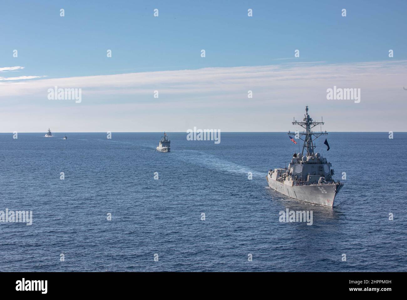 220204-N-AO868-1165 MARE ADRIATICO (FEB 4, 2022) da davanti a dietro, cacciatorpediniere missilistico guidato di classe Arleigh Burke USS Bainbridge (DDG 96), nave di pattugliamento offshore di classe Meteoro della marina spagnola ESP Meteoro (P-41), minehunter di classe Segura della marina spagnola ESPS Sella (M-32) e nave missilistica guidata di classe Ticonderoga USS San Jacinto (CG 56), operazioni di manovra nel mare Adriatico A sostegno di Neptune Strike 22, 4 febbraio 2022. Lo sciopero Neptune 22 evidenzia la naturale evoluzione della capacità della NATO di integrare le capacità di guerra marittima di alto livello di un gruppo di sciopero portaerei a sostegno di Foto Stock