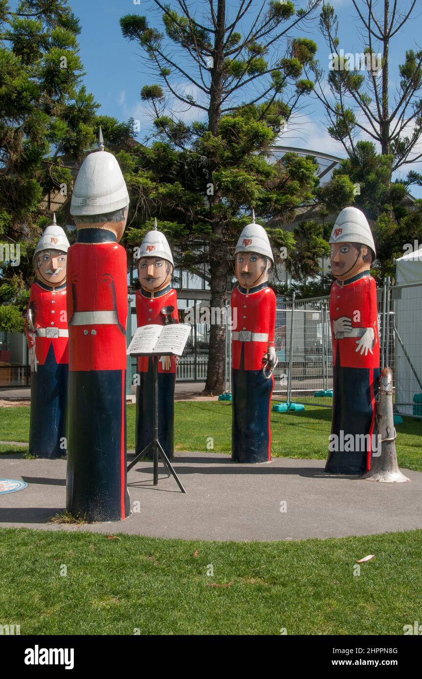 Paletti ornamentali dipinti lungo la riva a Western Beach, Geelong, Victoria, Australia, che imita una vecchia banda di ottone Foto Stock