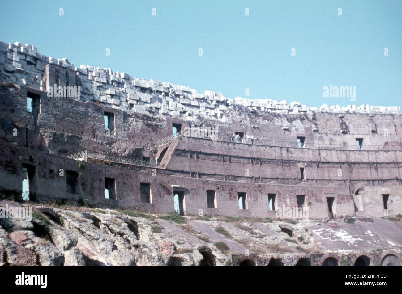 Vista dell'anfiteatro romano. Il Colosseo a Roma Italia Foto Stock