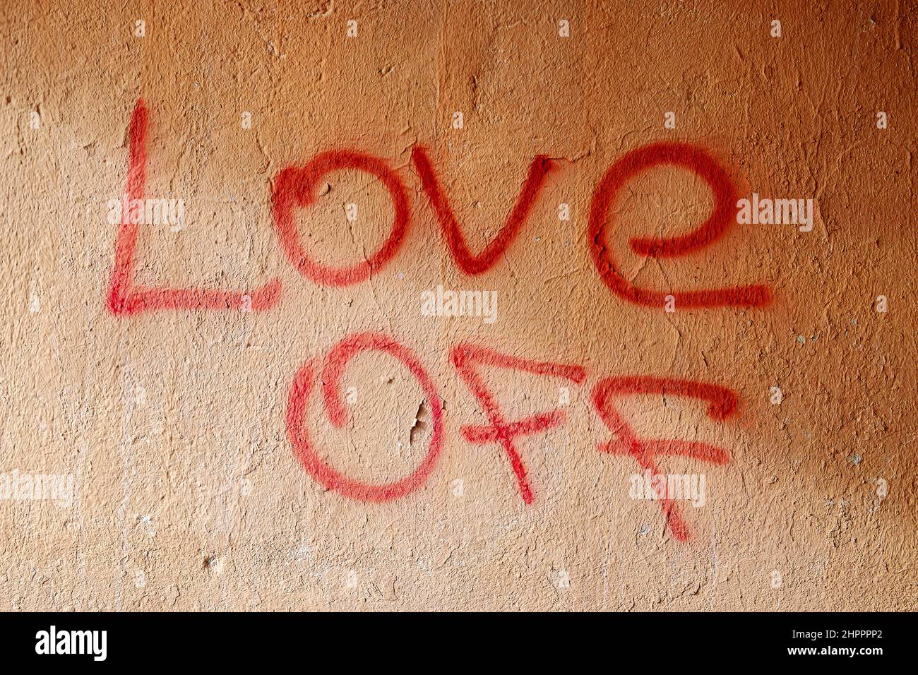 AMORE FUORI. L'iscrizione sulla parete intonacata con rossetto. Grido dell'anima Foto Stock