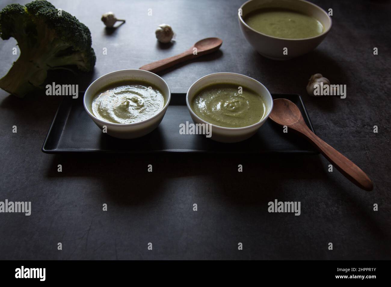 Ingrediente alimentare sano zuppa fresca di broccoli servita su sfondo scuro. Foto Stock