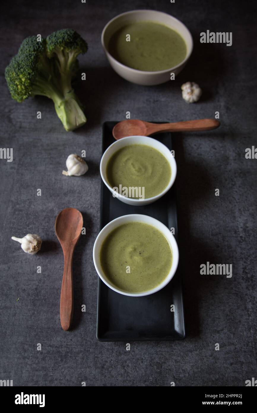 Ingrediente alimentare sano zuppa fresca di broccoli servita su sfondo scuro. Foto Stock