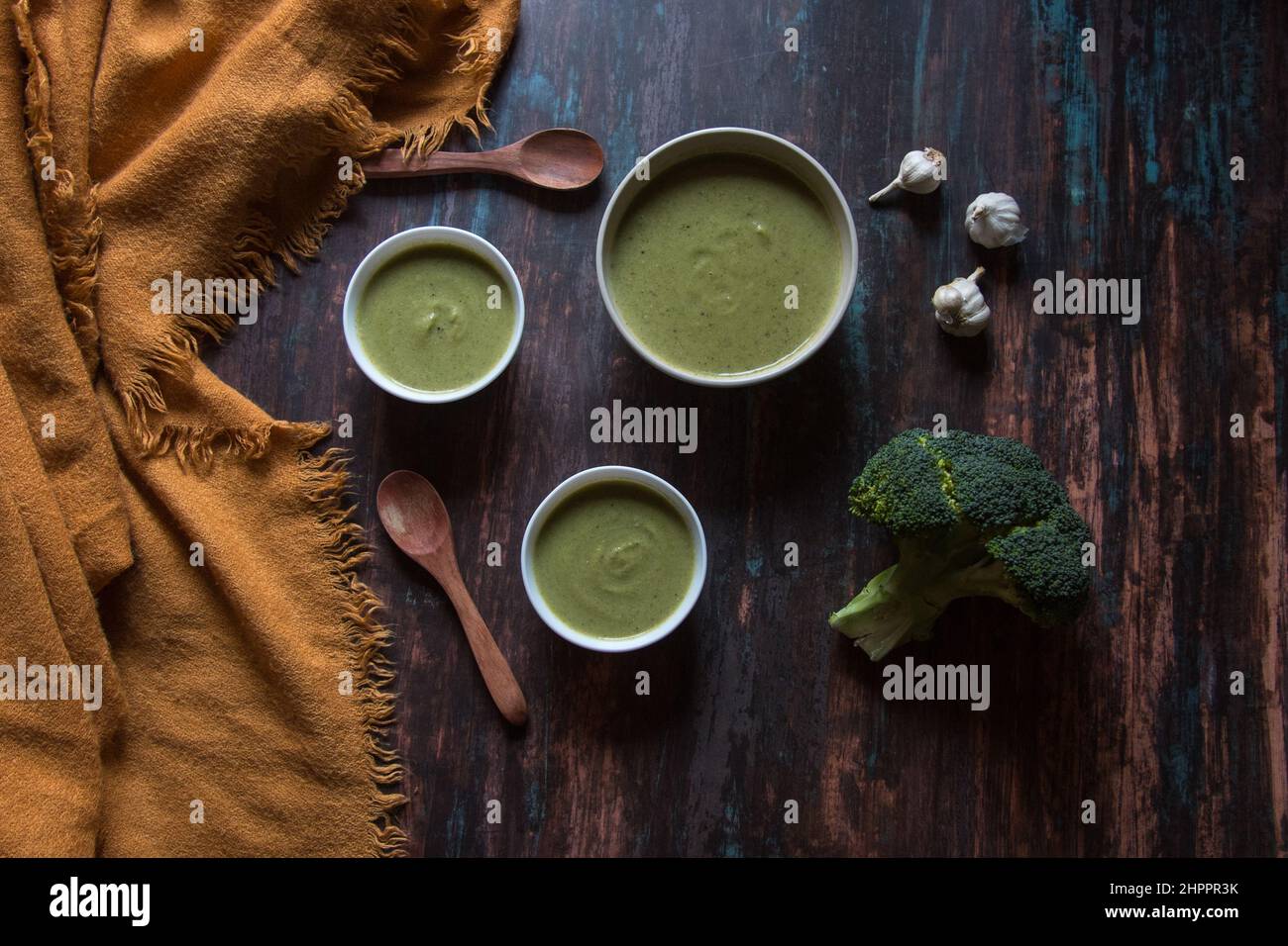 Ingrediente alimentare sano zuppa fresca di broccoli servita su sfondo scuro. Foto Stock
