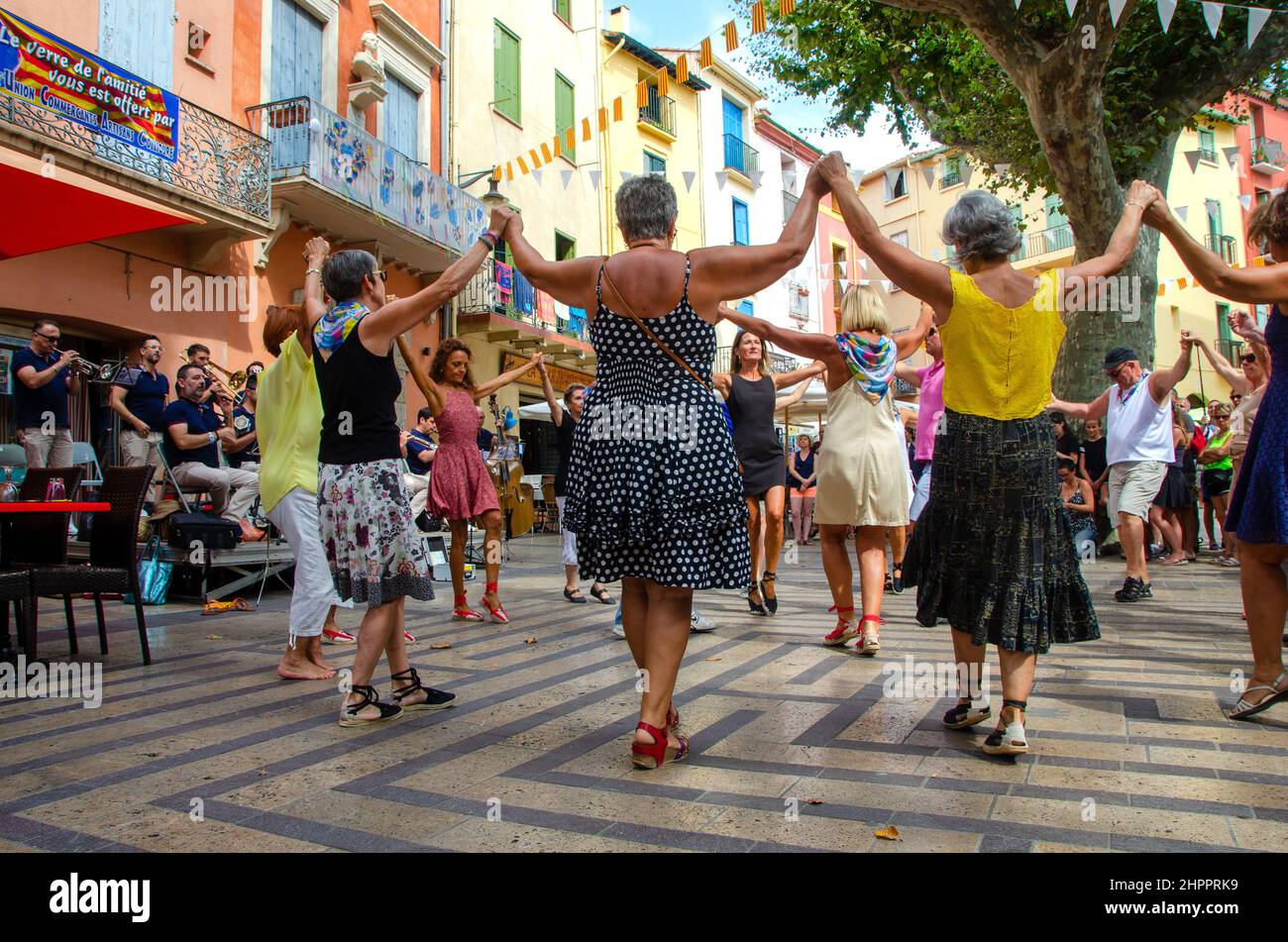 Francia Pirenei orientales occitanie Collioure villaggio touristique danse folklorique sardane francia pirenei orientales cote catalane cote vermeille f Foto Stock