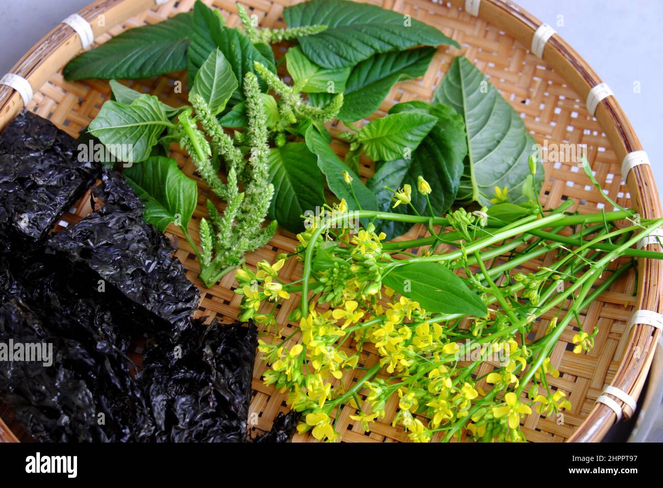 Vista dall'alto cibo vietnamita per il pasto quotidiano della famiglia, materia prima per le alghe con zuppa di spinaci ciotola su sfondo bianco, delizioso e sano mangiare che Foto Stock