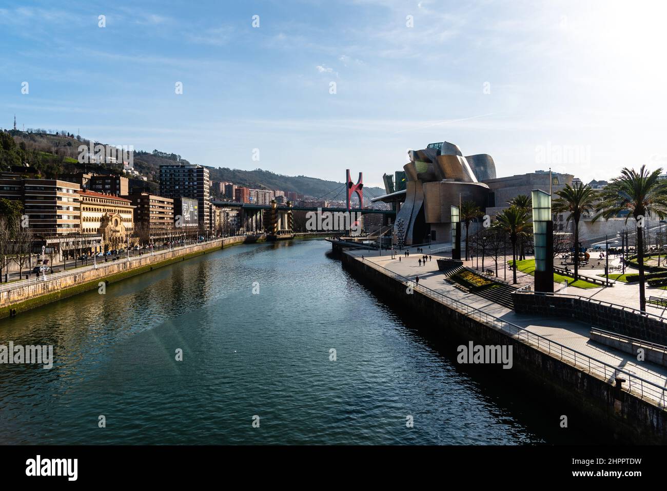 Bilbao, Spagna - 13 febbraio 2022: Vista dell'estuario di Bilbao con il Museo Guggenheim e il Ponte la Salve Foto Stock