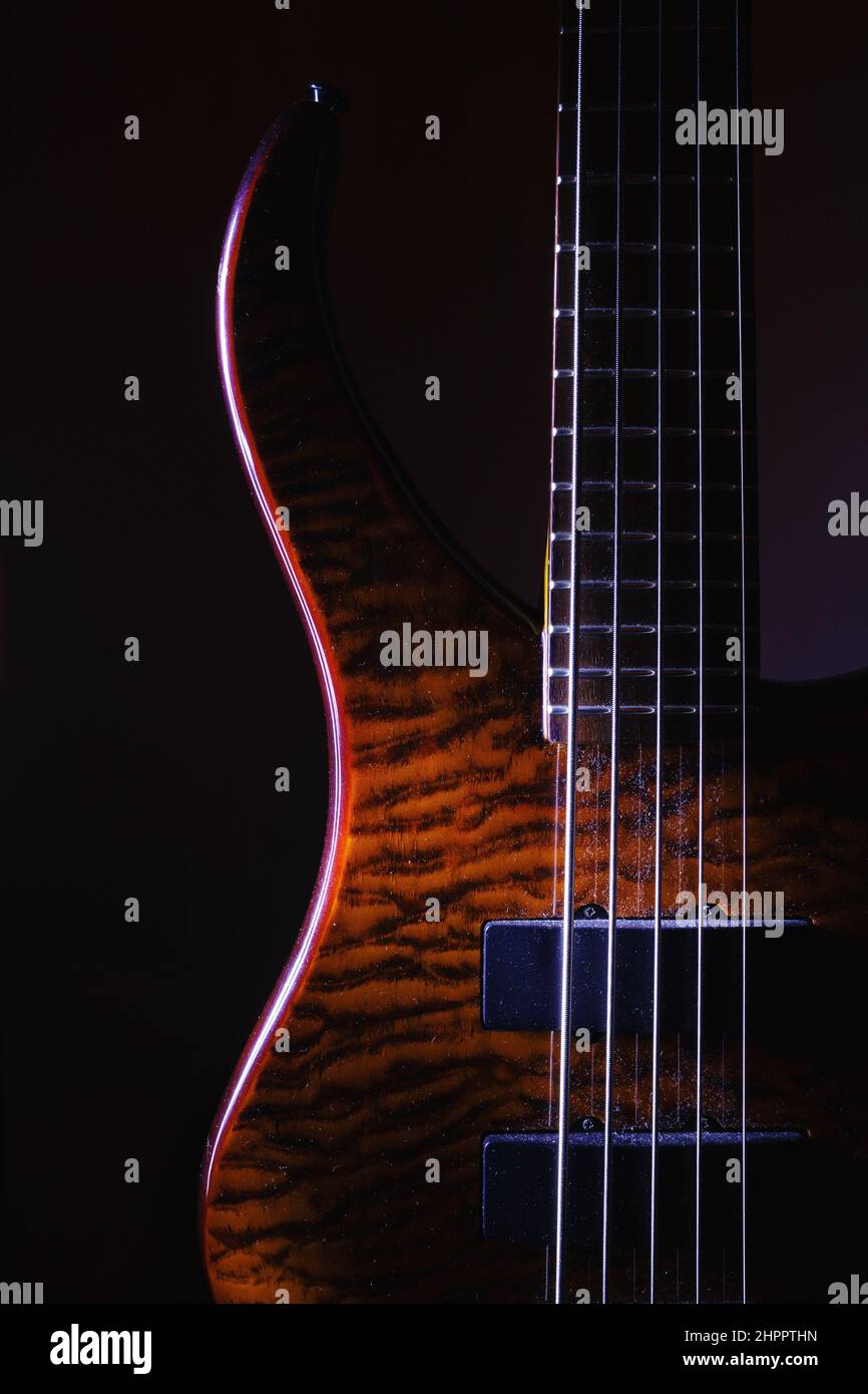 Dettagli di moderno ma polveroso cinque corde basso chitarra, corpo e collo. Foto Stock