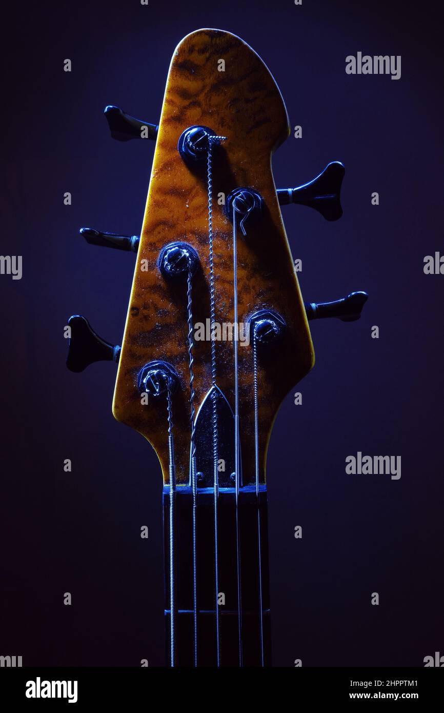 Dettagli della moderna testa e del collo della chitarra con basso a cinque corde. Foto Stock