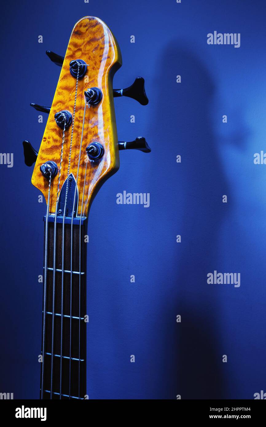 Dettagli della moderna testa e del collo della chitarra con basso a cinque corde. Foto Stock