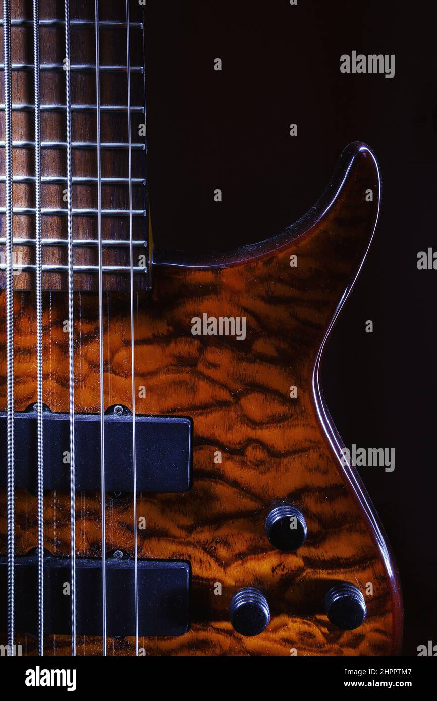 Dettagli di moderno ma polveroso cinque corde basso chitarra, corpo e collo. Foto Stock