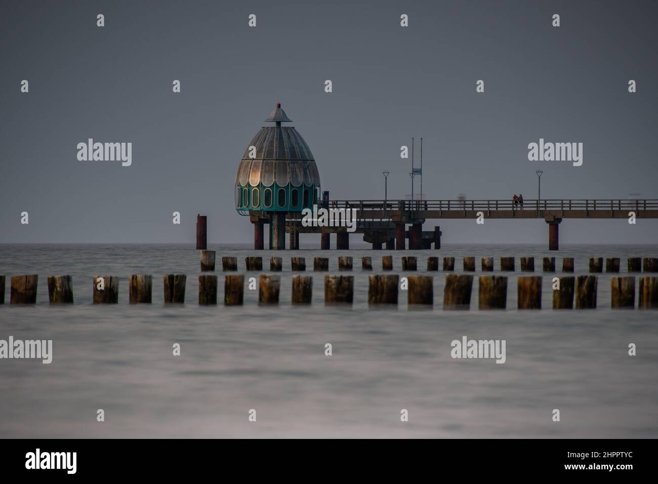 Il molo e la campana subacquea di Zingst con grotte in legno sul Mar Baltico Foto Stock