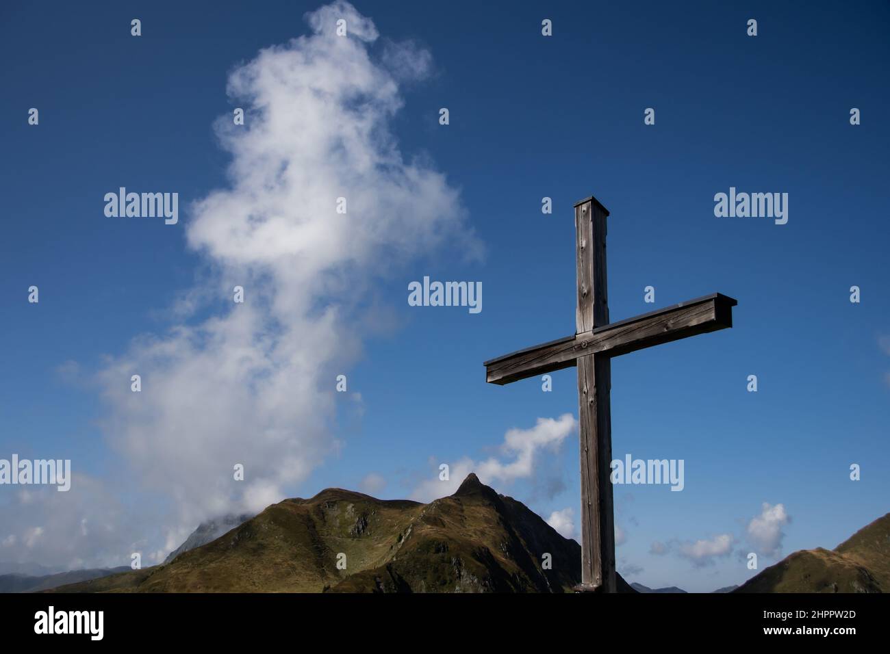 Traversata in legno con montagne e nuvole sullo sfondo Foto Stock