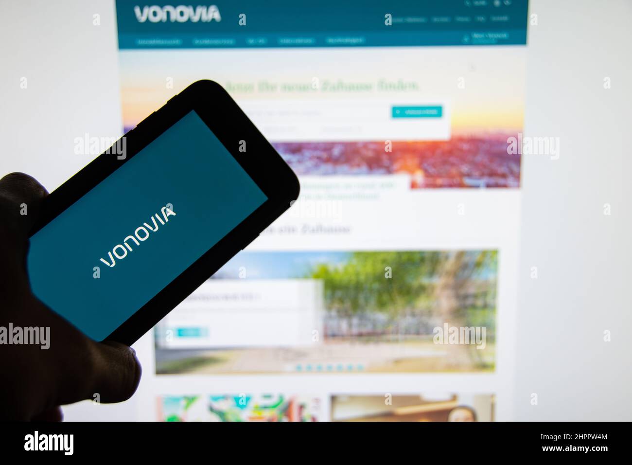 Rheinbach, Germania 25 ottobre 2021, il logo del marchio della società immobiliare tedesca 'Vonovia' sul display di uno smartphone Foto Stock