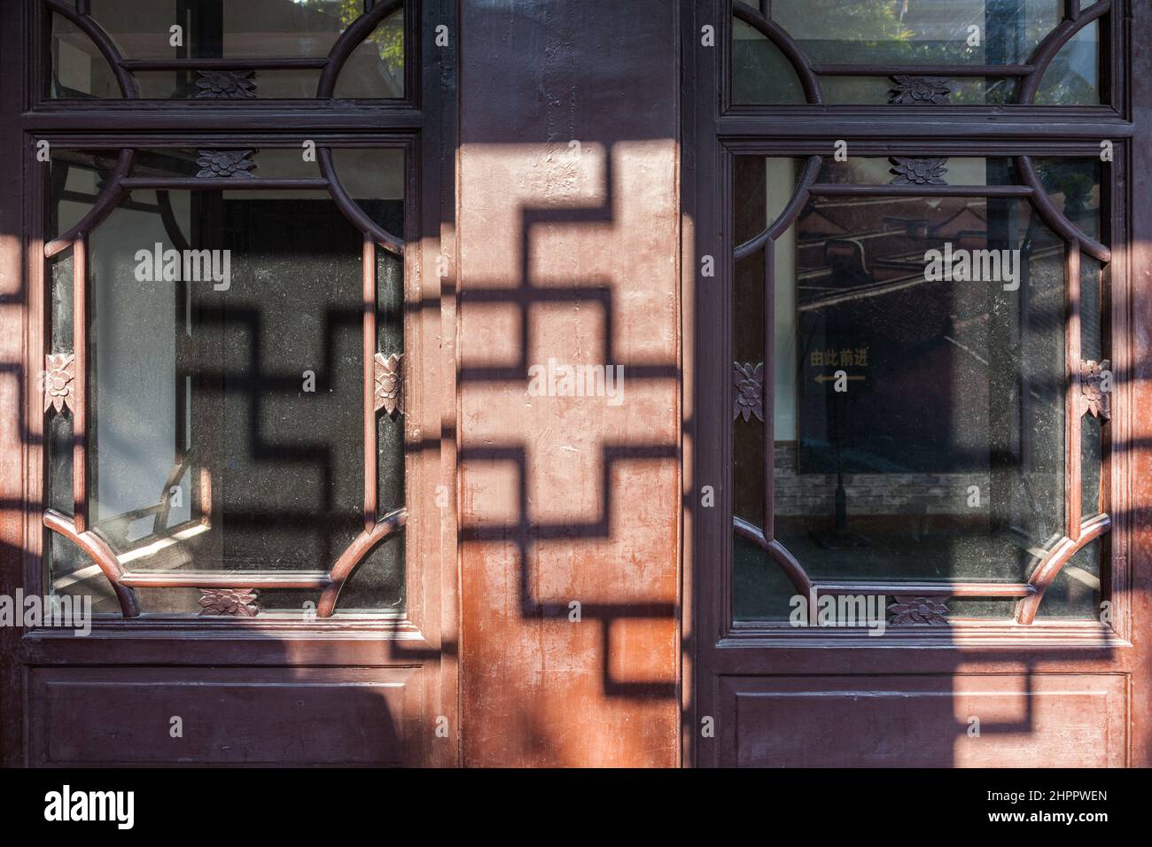 Ombra calata da latini su una facciata in legno di un edificio tradizionale nel villaggio d'acqua di Wenzhou, Cina Foto Stock