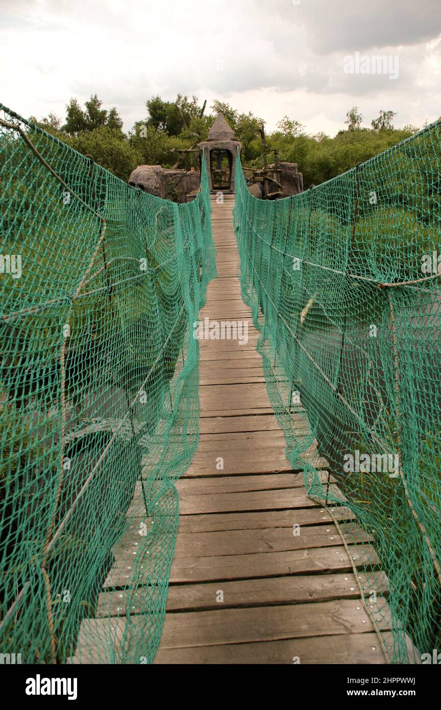 Una corda di ponte sospeso in legno immagini e fotografie stock ad alta