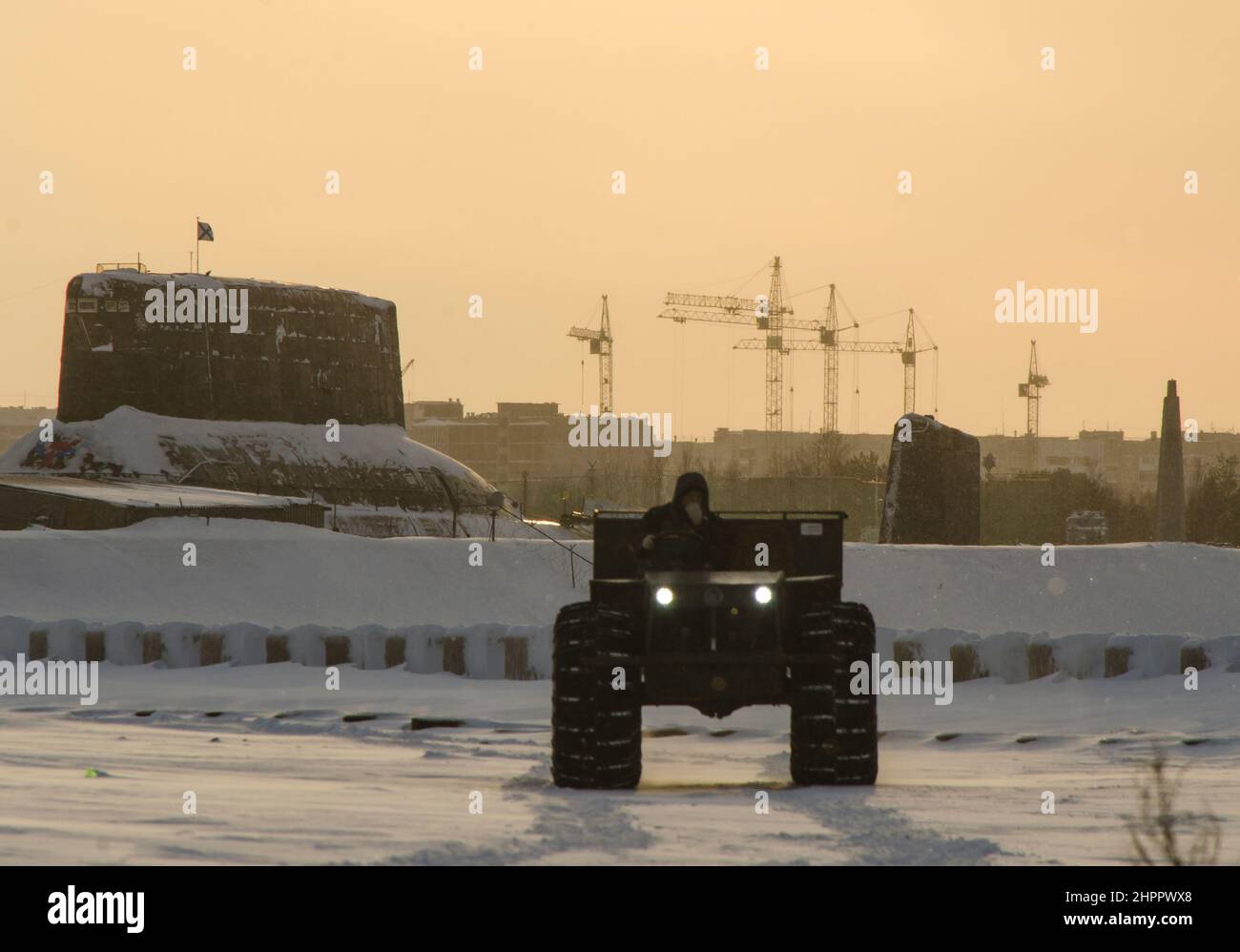 Febbraio, 2022 - Severodvinsk. Sottomarini nucleari e veicoli fuoristrada su ruote grandi. Russia, regione di Arkhangelsk Foto Stock