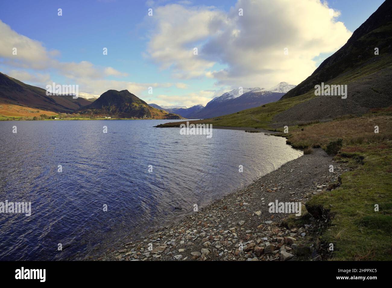 Vista su Crummock Water verso Rannerdale Knotts nel Lake District, Cumbria Foto Stock