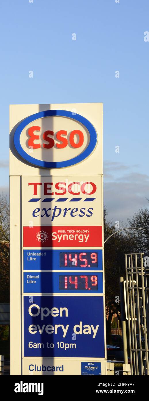 Manchester, Regno Unito, 23rd febbraio, 2022. Il RAC ha esortato gli automobilisti a sostenersi affinché i nuovi prezzi record del carburante nel Regno Unito siano fissati “su base giornaliera”. I prezzi medi del carburante stanno aumentando in quanto i futures del petrolio Brent sono andati oltre $96 questa settimana con la crisi Ucraina che domina le prime pagine dei giornali. Un portavoce del RAC FUEL ha dichiarato: “La benzina ha purtroppo raggiunto un spaventoso nuovo picco di 148,02p”. Un garage o distributore di benzina Tesco ed esso ad Ardwick, Manchester, Regno Unito. Credit: Terry Waller/Alamy Live News Foto Stock