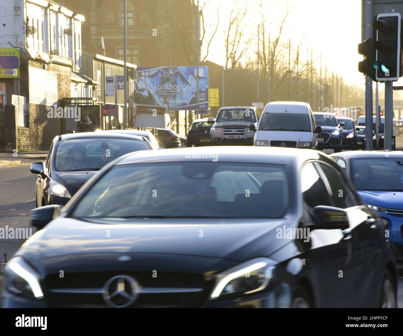 Manchester, Regno Unito, 23rd febbraio, 2022. Il RAC ha esortato gli automobilisti a sostenersi affinché i nuovi prezzi record del carburante nel Regno Unito siano fissati “su base giornaliera”. I prezzi medi del carburante stanno aumentando in quanto i futures del petrolio Brent sono andati oltre $96 questa settimana con la crisi Ucraina che domina le prime pagine dei giornali. Un portavoce del RAC FUEL ha dichiarato: “La benzina ha purtroppo raggiunto un spaventoso nuovo picco di 148,02p”. Automobili a Ardwick, Manchester, Regno Unito. Credit: Terry Waller/Alamy Live News Foto Stock