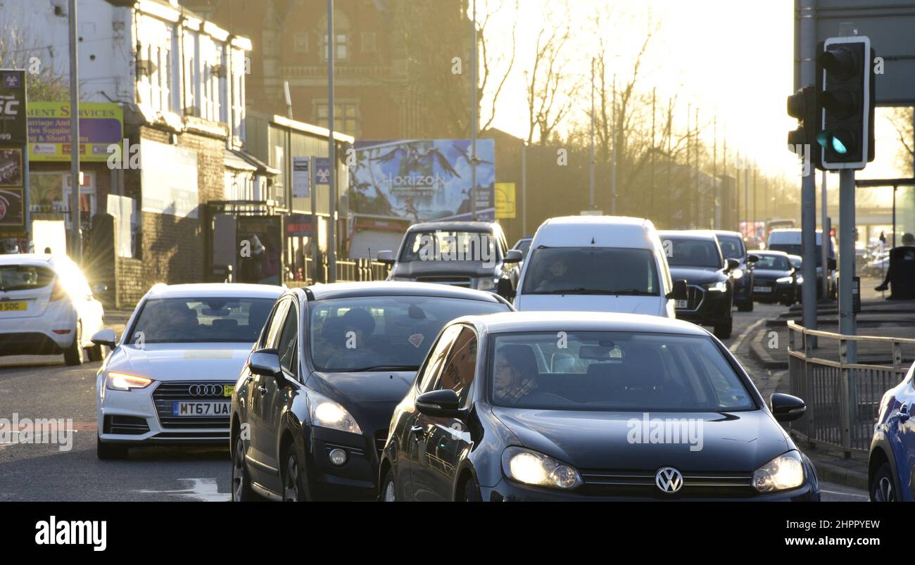 Manchester, Regno Unito, 23rd febbraio, 2022. Il RAC ha esortato gli automobilisti a sostenersi affinché i nuovi prezzi record del carburante nel Regno Unito siano fissati “su base giornaliera”. I prezzi medi del carburante stanno aumentando in quanto i futures del petrolio Brent sono andati oltre $96 questa settimana con la crisi Ucraina che domina le prime pagine dei giornali. Un portavoce del RAC FUEL ha dichiarato: “La benzina ha purtroppo raggiunto un spaventoso nuovo picco di 148,02p”. Automobili a Ardwick, Manchester, Regno Unito. Credit: Terry Waller/Alamy Live News Foto Stock