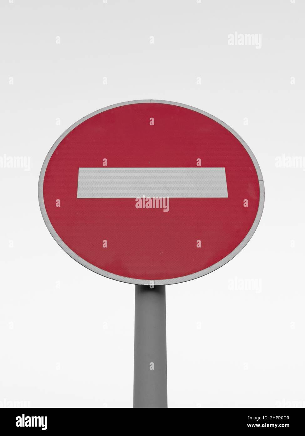 Un cartello sul traffico senza immissione su sfondo bianco Foto Stock