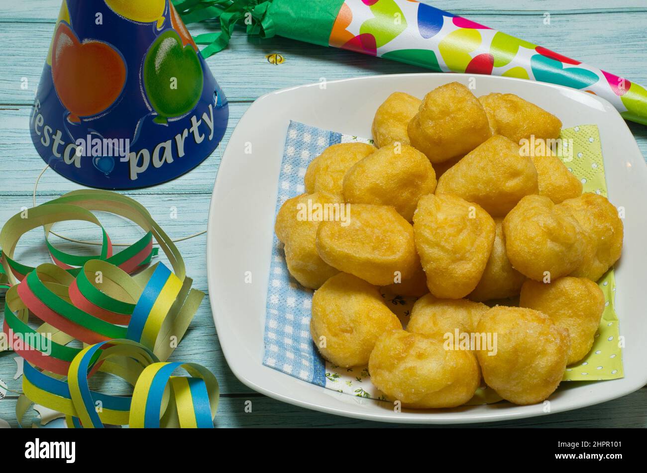 I tortelli di Carnevale sono un tipico dessert italiano della regione lombarda preparato nel periodo del carnevale. Foto Stock