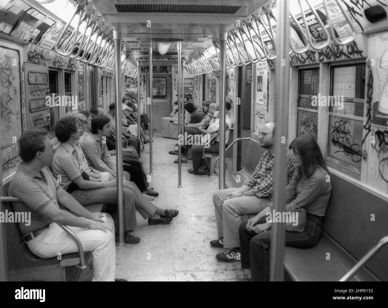 Passeggero in un treno sotterraneo decorato con graffiti Foto Stock