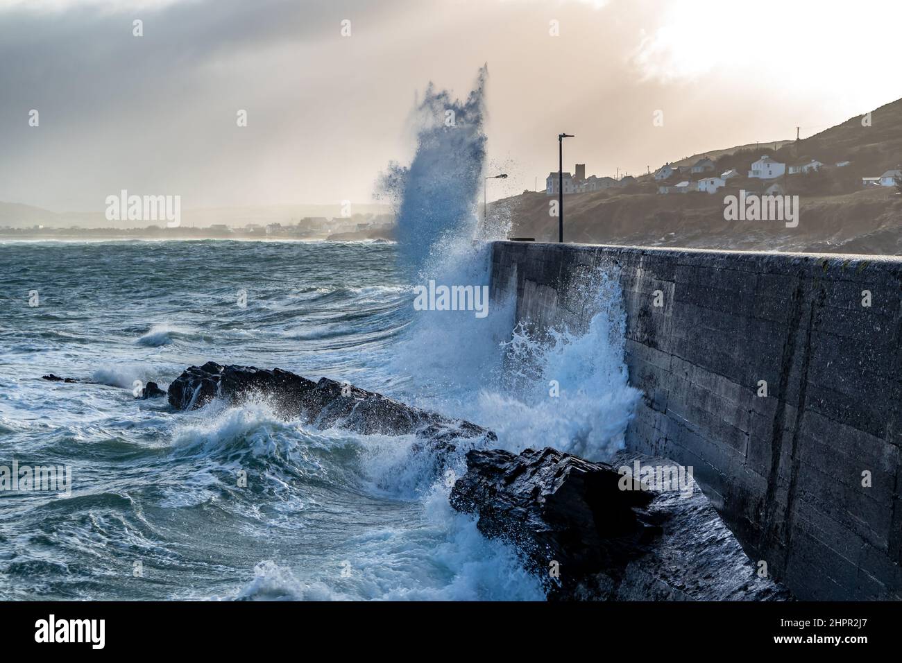 Onde che si infrangono contro il molo del porto di Portnoo dopo Storm Franklin - County Donegal, Repubblica d'Irlanda. Foto Stock