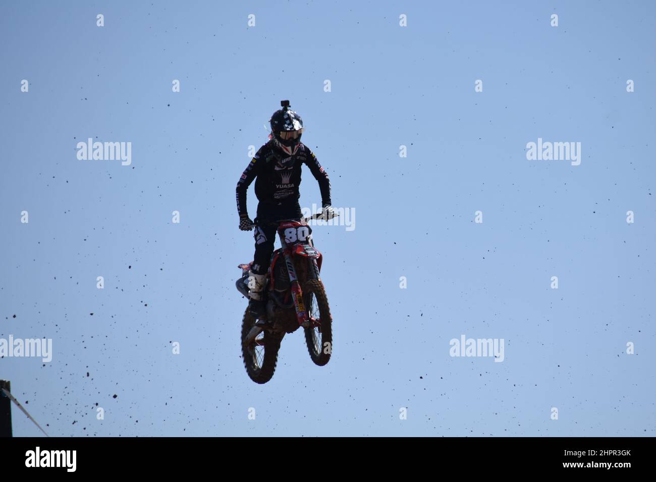 Moto che rimbalza in gara di motocross Foto Stock