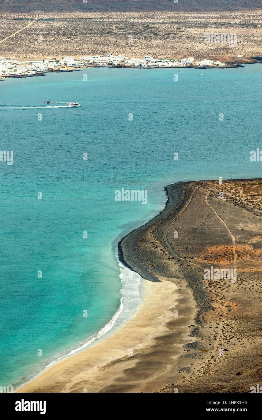 Vista dell'isola di La Graciosa con la città di Caleta de Sebo, visto dal punto di vista Mirador de Guinate Foto Stock