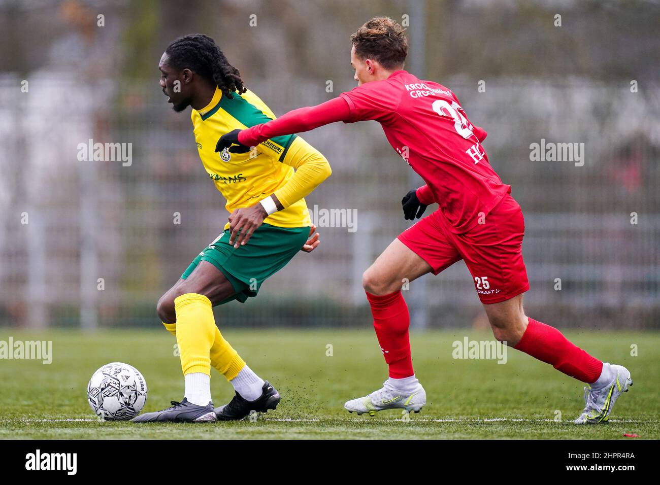 GELEEN, PAESI BASSI - FEBBRAIO 22: Olivier de Nijs di Almere City e Giordania Botaka di Fortuna Sittard durante le riserve Poule 1 Voorjaar incontro tra riserve Fortuna Sittard e riserve Almere City FC allo Sportpark Graaf Huyncomplex il 22 Febbraio 2022 a Geleen, Paesi Bassi (Foto di Joris Verwijst/Orange Pictures) Foto Stock