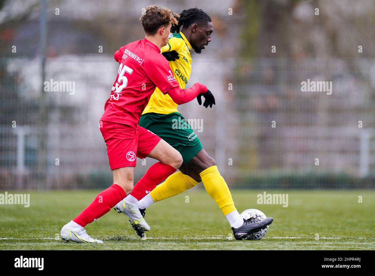 GELEEN, PAESI BASSI - FEBBRAIO 22: Olivier de Nijs di Almere City e Giordania Botaka di Fortuna Sittard durante le riserve Poule 1 Voorjaar incontro tra riserve Fortuna Sittard e riserve Almere City FC allo Sportpark Graaf Huyncomplex il 22 Febbraio 2022 a Geleen, Paesi Bassi (Foto di Joris Verwijst/Orange Pictures) Foto Stock