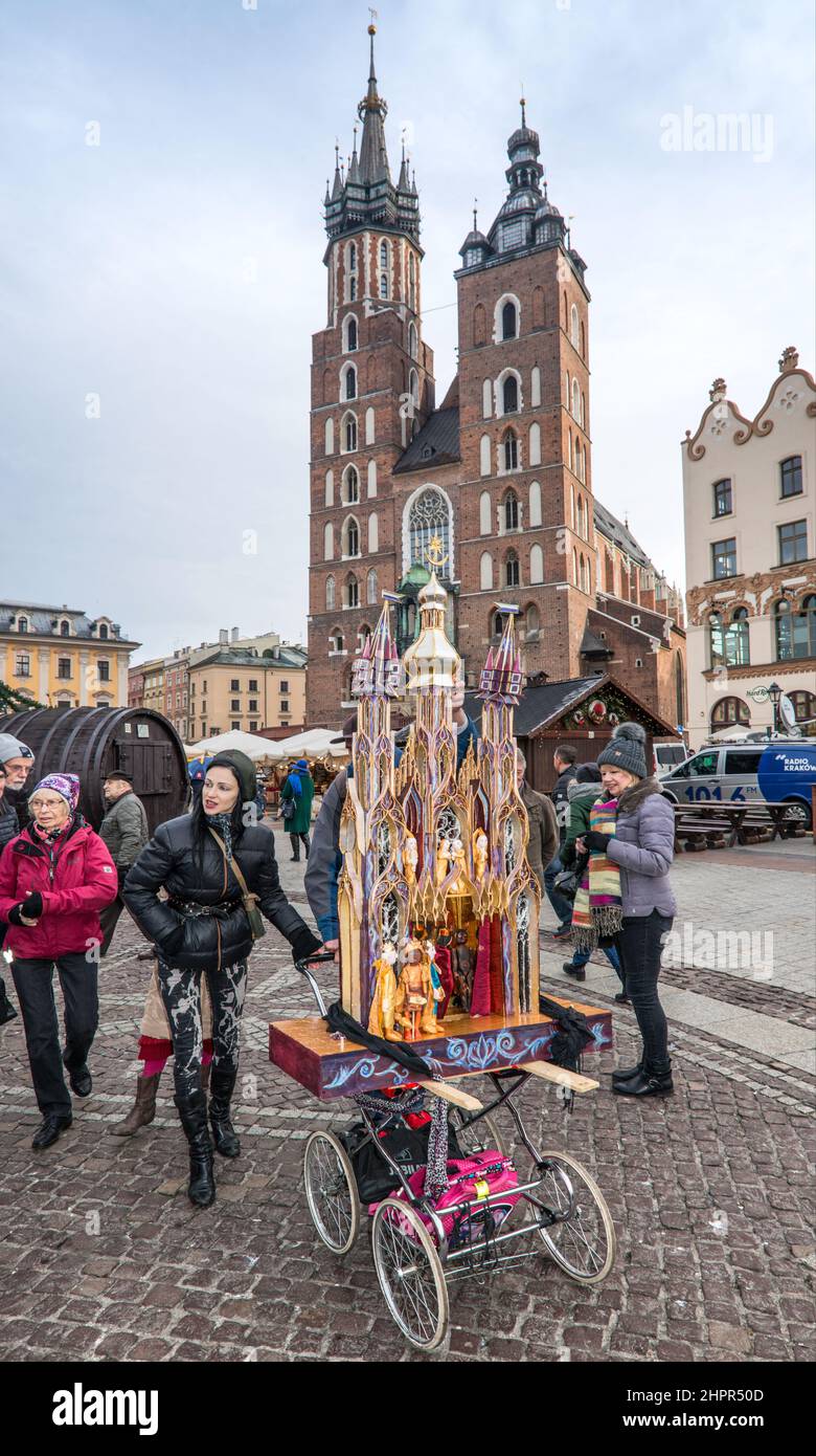 Presentazione della presepe Szopka in mostra durante il concorso annuale di dicembre, evento incluso nella lista del Patrimonio Culturale dell'UNESCO, al monumento Adam Mickiewicz, Piazza del mercato principale, Kraków, Polonia Foto Stock