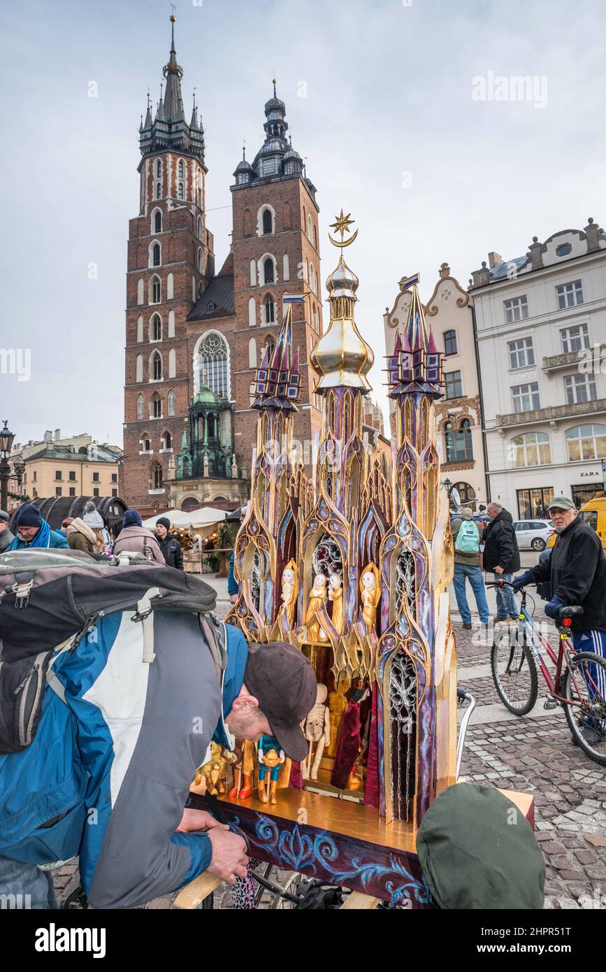 Presentazione della presepe Szopka in mostra durante il concorso annuale di dicembre, evento incluso nella lista del Patrimonio Culturale dell'UNESCO, al monumento Adam Mickiewicz, Piazza del mercato principale, Kraków, Polonia Foto Stock