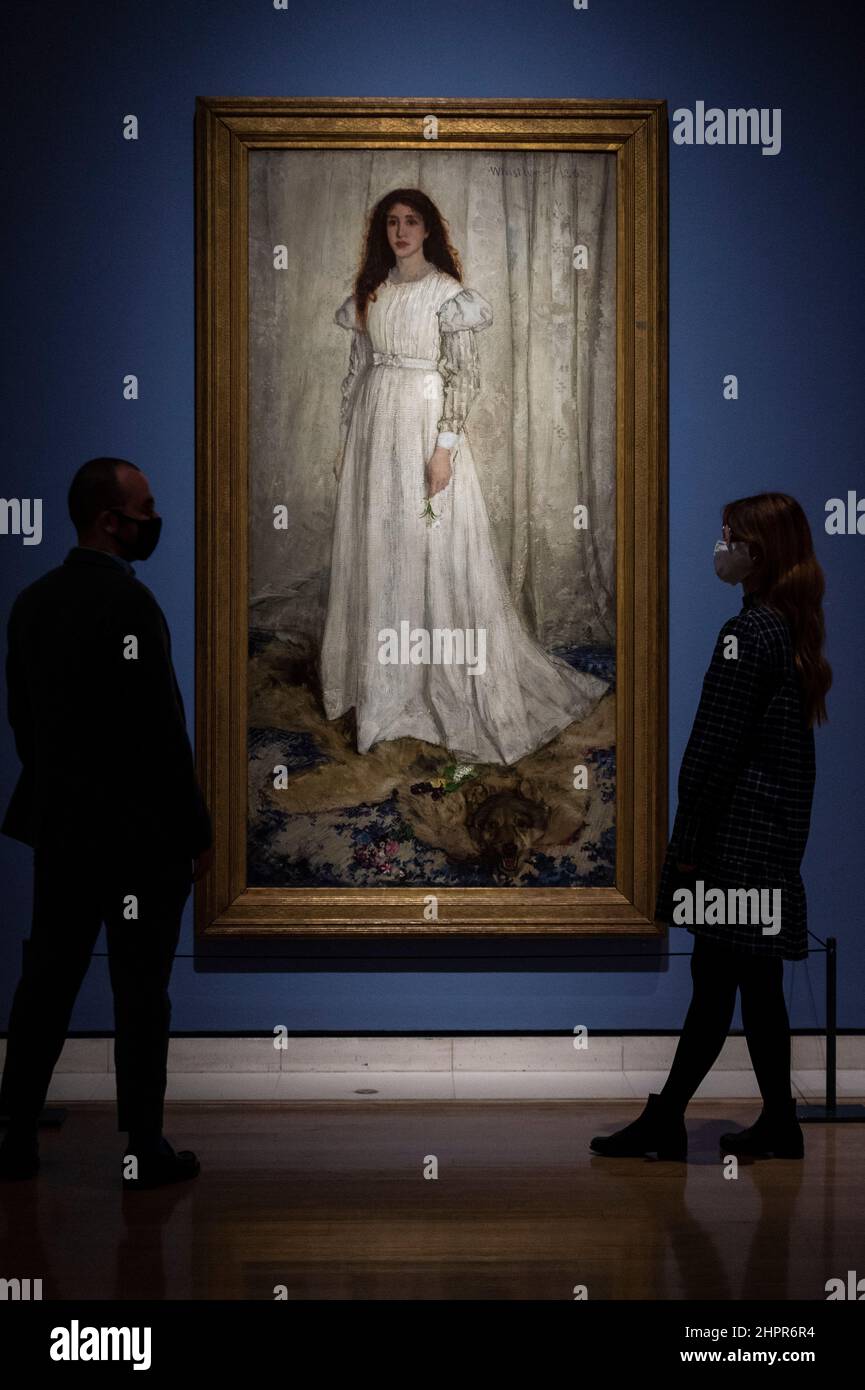 Londra, Regno Unito. 23 febbraio 2022. Il personale visualizza “Symphony in White, No. I: The White Girl”, 1862, di James McNeill Whistler. Anteprima di “Whistler’s Woman in White: Joanna Hiffernan”, la prima mostra a esaminare l’importante ruolo svolto dal modello irlandese Joanna Hiffernan di James McNeill Whistler. Oltre 70 opere sono alla Royal Academy of Arts dal 26 febbraio al 22 maggio 2022. Credit: Stephen Chung / Alamy Live News Foto Stock