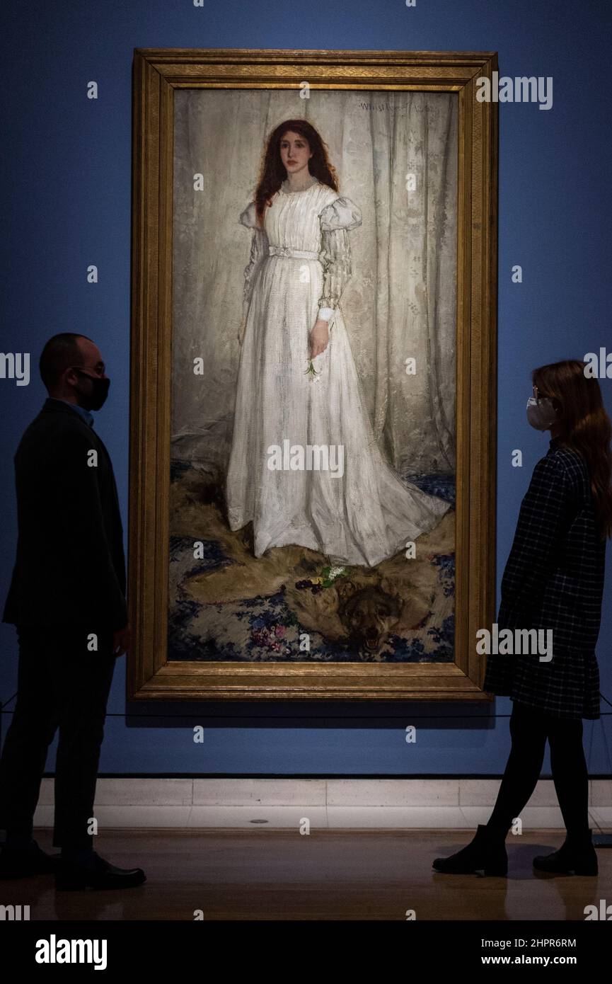 Londra, Regno Unito. 23 febbraio 2022. Il personale visualizza “Symphony in White, No. I: The White Girl”, 1862, di James McNeill Whistler. Anteprima di “Whistler’s Woman in White: Joanna Hiffernan”, la prima mostra a esaminare l’importante ruolo svolto dal modello irlandese Joanna Hiffernan di James McNeill Whistler. Oltre 70 opere sono alla Royal Academy of Arts dal 26 febbraio al 22 maggio 2022. Credit: Stephen Chung / Alamy Live News Foto Stock