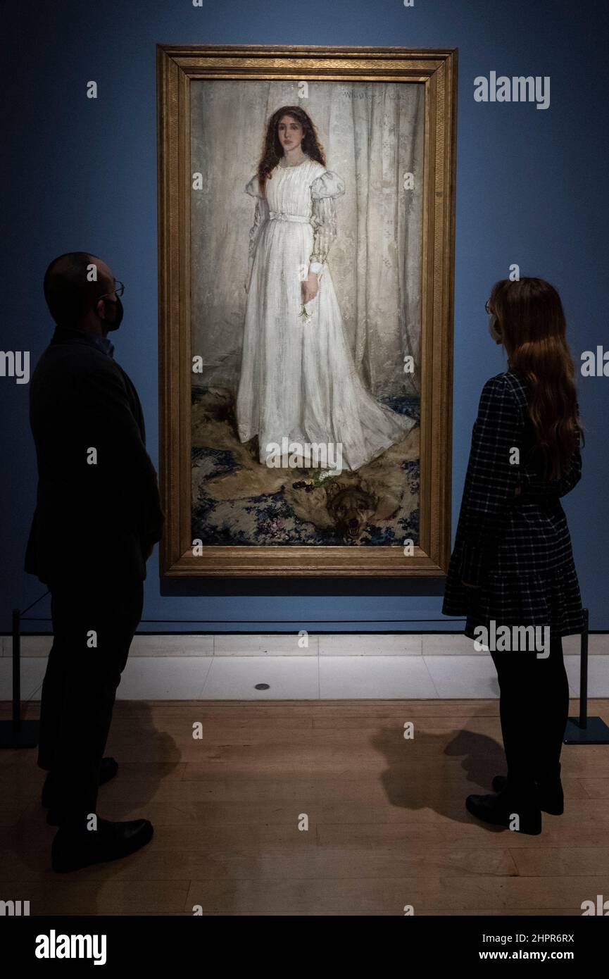 Londra, Regno Unito. 23 febbraio 2022. Il personale visualizza “Symphony in White, No. I: The White Girl”, 1862, di James McNeill Whistler. Anteprima di “Whistler’s Woman in White: Joanna Hiffernan”, la prima mostra a esaminare l’importante ruolo svolto dal modello irlandese Joanna Hiffernan di James McNeill Whistler. Oltre 70 opere sono alla Royal Academy of Arts dal 26 febbraio al 22 maggio 2022. Credit: Stephen Chung / Alamy Live News Foto Stock