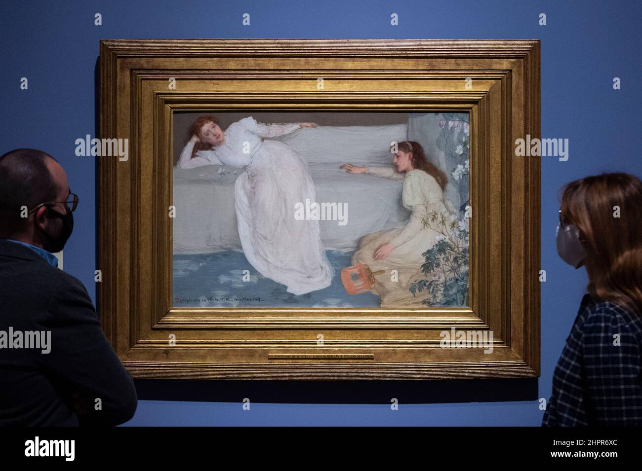 Londra, Regno Unito. 23 febbraio 2022. Lo staff ha visto “Symphony in White, No. III”, 1865-67, di James McNeill Whistler. Anteprima di “Whistler’s Woman in White: Joanna Hiffernan”, la prima mostra a esaminare l’importante ruolo svolto dal modello irlandese Joanna Hiffernan di James McNeill Whistler. Oltre 70 opere sono alla Royal Academy of Arts dal 26 febbraio al 22 maggio 2022. Credit: Stephen Chung / Alamy Live News Foto Stock