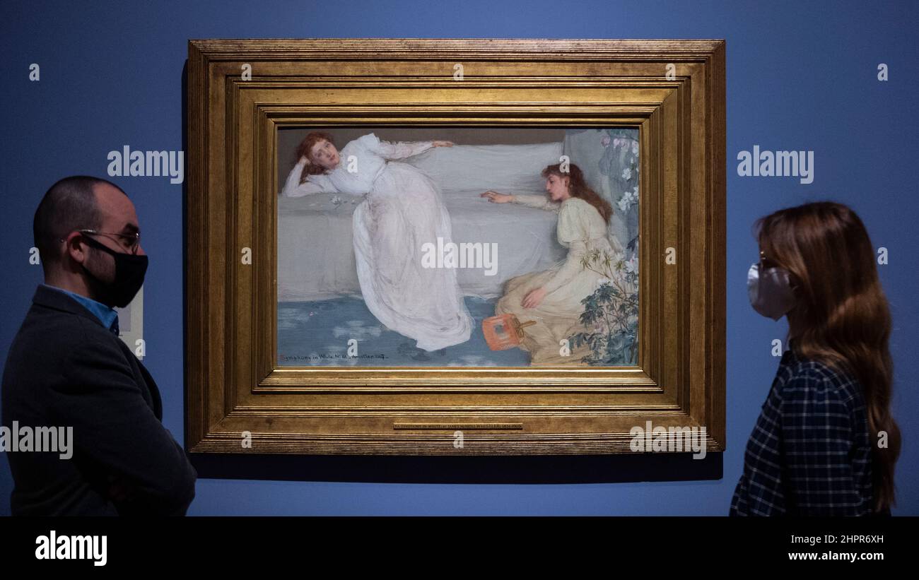 Londra, Regno Unito. 23 febbraio 2022. Lo staff ha visto “Symphony in White, No. III”, 1865-67, di James McNeill Whistler. Anteprima di “Whistler’s Woman in White: Joanna Hiffernan”, la prima mostra a esaminare l’importante ruolo svolto dal modello irlandese Joanna Hiffernan di James McNeill Whistler. Oltre 70 opere sono alla Royal Academy of Arts dal 26 febbraio al 22 maggio 2022. Credit: Stephen Chung / Alamy Live News Foto Stock