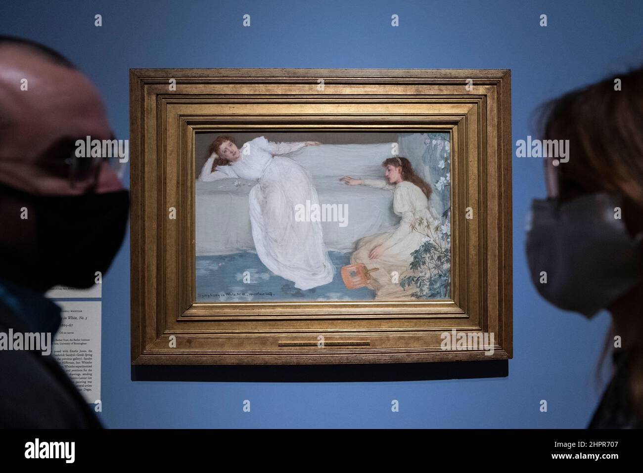 Londra, Regno Unito. 23 febbraio 2022. Lo staff ha visto “Symphony in White, No. III”, 1865-67, di James McNeill Whistler. Anteprima di “Whistler’s Woman in White: Joanna Hiffernan”, la prima mostra a esaminare l’importante ruolo svolto dal modello irlandese Joanna Hiffernan di James McNeill Whistler. Oltre 70 opere sono alla Royal Academy of Arts dal 26 febbraio al 22 maggio 2022. Credit: Stephen Chung / Alamy Live News Foto Stock