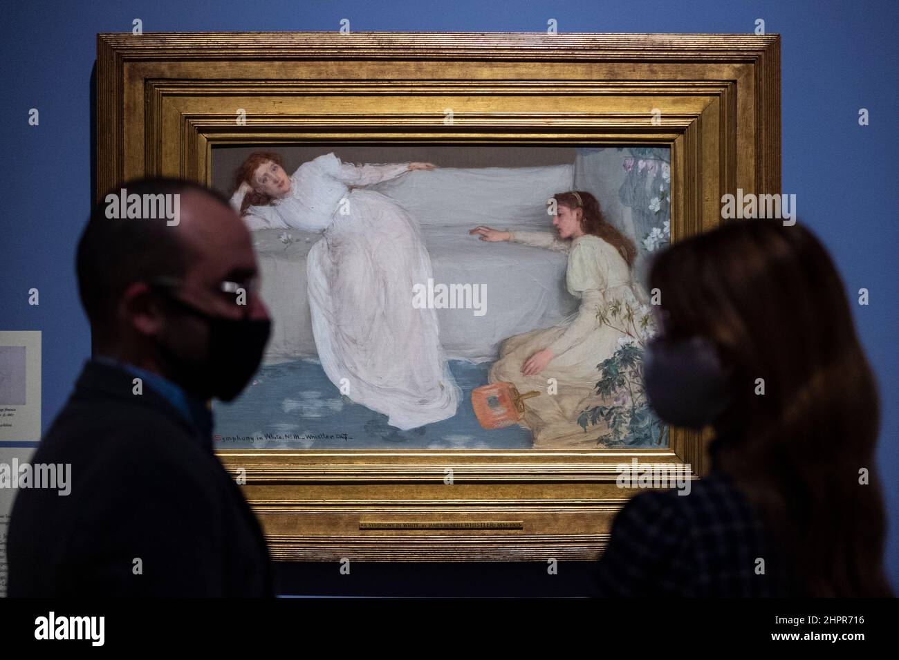 Londra, Regno Unito. 23 febbraio 2022. Lo staff ha visto “Symphony in White, No. III”, 1865-67, di James McNeill Whistler. Anteprima di “Whistler’s Woman in White: Joanna Hiffernan”, la prima mostra a esaminare l’importante ruolo svolto dal modello irlandese Joanna Hiffernan di James McNeill Whistler. Oltre 70 opere sono alla Royal Academy of Arts dal 26 febbraio al 22 maggio 2022. Credit: Stephen Chung / Alamy Live News Foto Stock