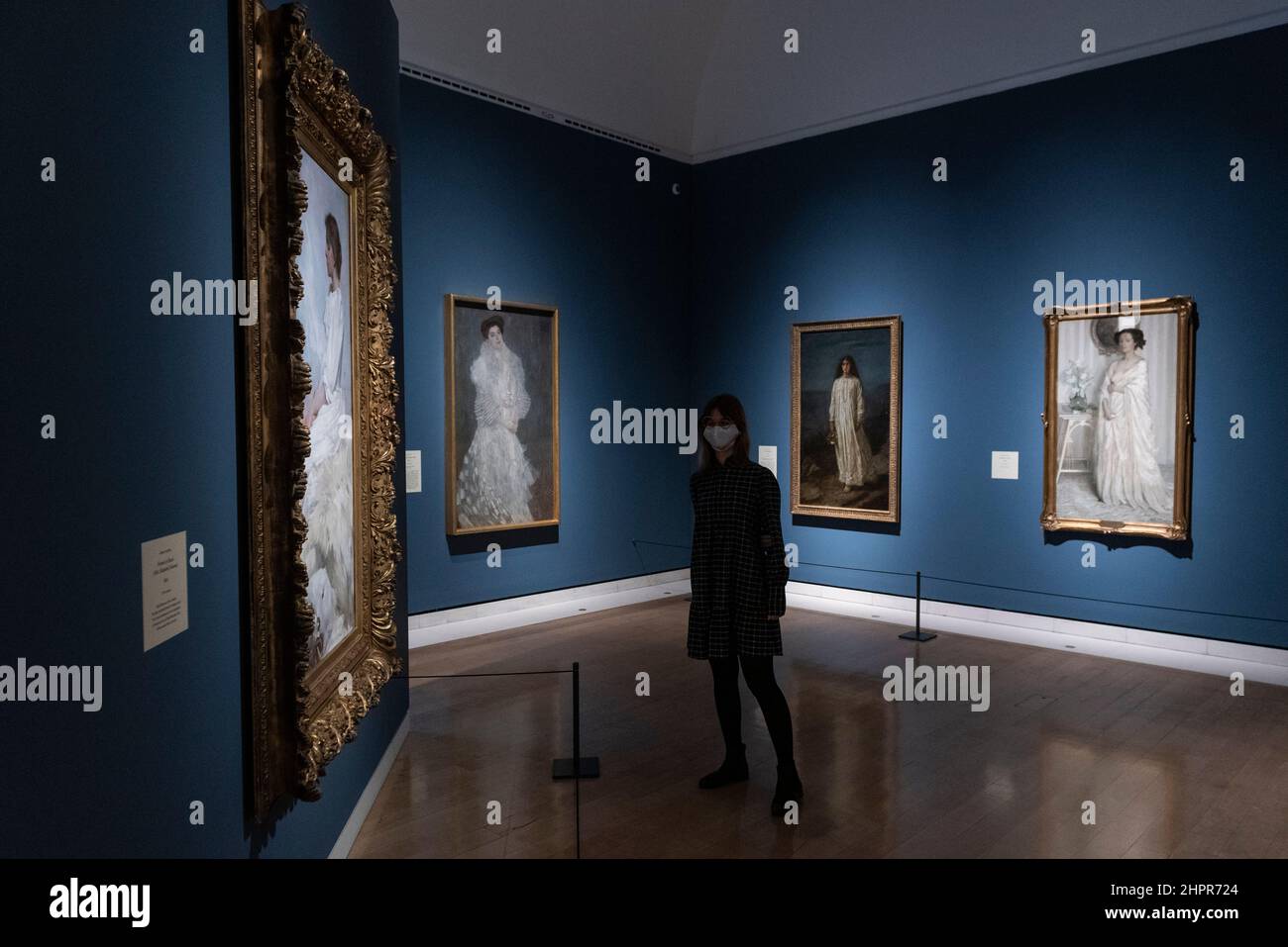 Londra, Regno Unito. 23 febbraio 2022. Una visione generale all’anteprima di “Whistler’s Woman in White: Joanna Hiffernan”, la prima mostra a esaminare l’importante ruolo svolto dal modello irlandese Joanna Hiffernan di James McNeill Whistler. Oltre 70 opere sono alla Royal Academy of Arts dal 26 febbraio al 22 maggio 2022. Credit: Stephen Chung / Alamy Live News Foto Stock