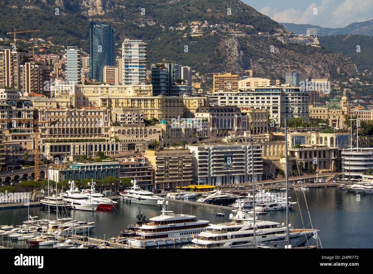 Vista aerea di Monaco e Port Hercule, ampie vedute della città, delle montagne e del porto, yacht di lusso e appartamenti nel quartiere la Condamine, città Foto Stock