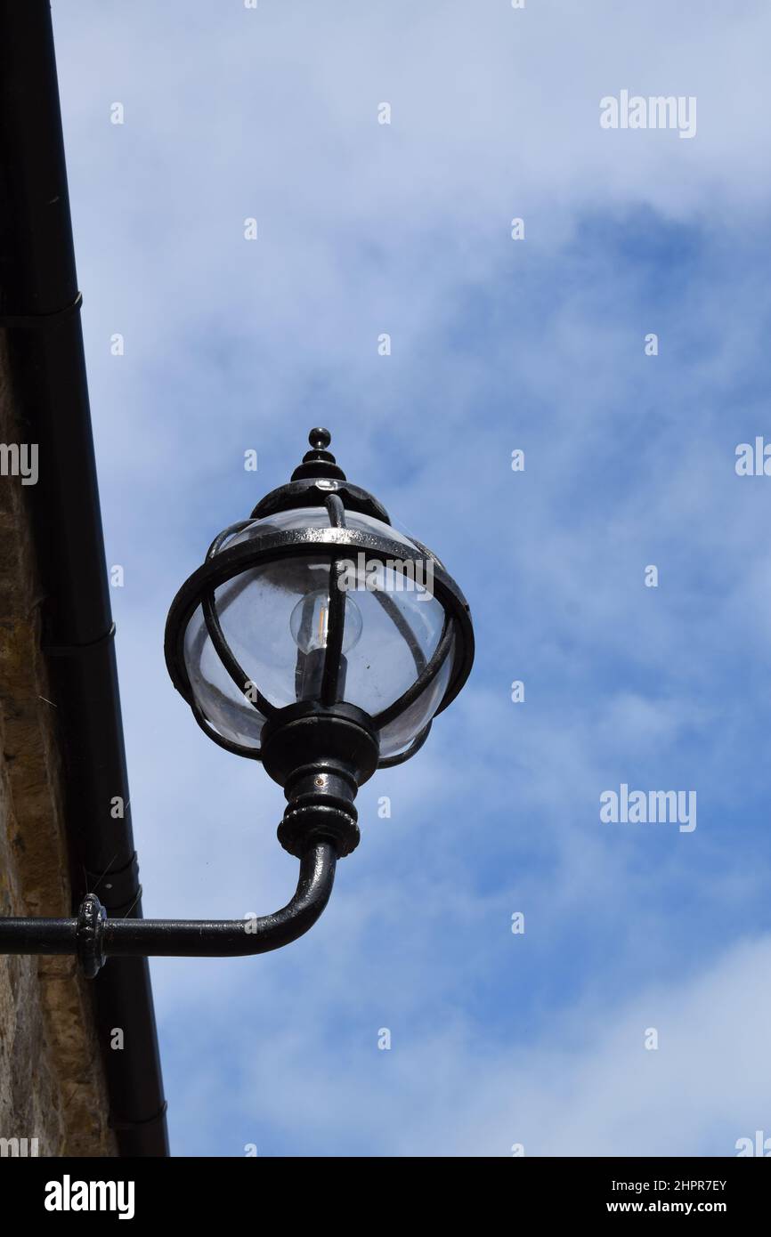 Luce nel cielo da vicino. Cielo blu con alcune nuvole. Urbano. Villaggio in Irlanda. Foto Stock