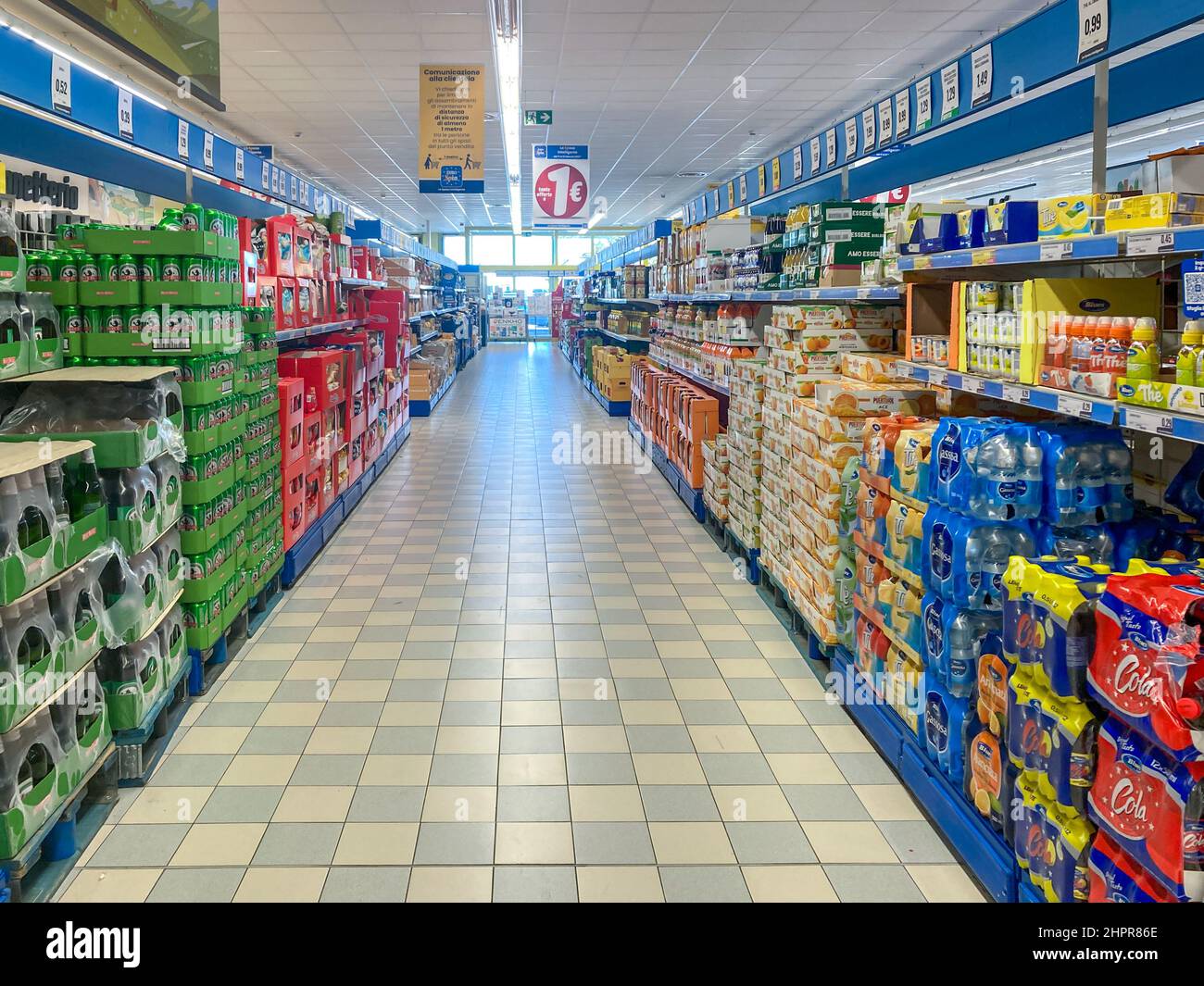 Fossano, Italia - 22 febbraio 2022: Scaffali alimentari a prezzi accessibili in un supermercato a prezzi scontati italiano Eurospin Foto Stock