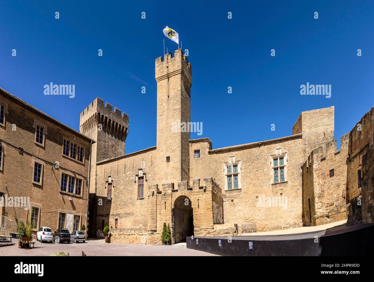 In Francia, le Chateau de l Emperi nel Salon de Provence sotto il cielo blu Foto Stock