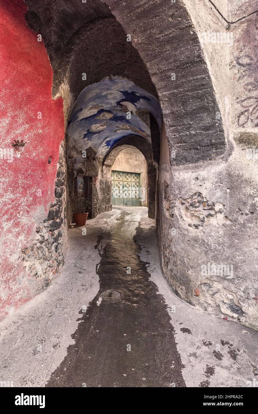 Una vista sulle strette stradine secondarie della città di Bronte, Sicilia, Italia Foto Stock
