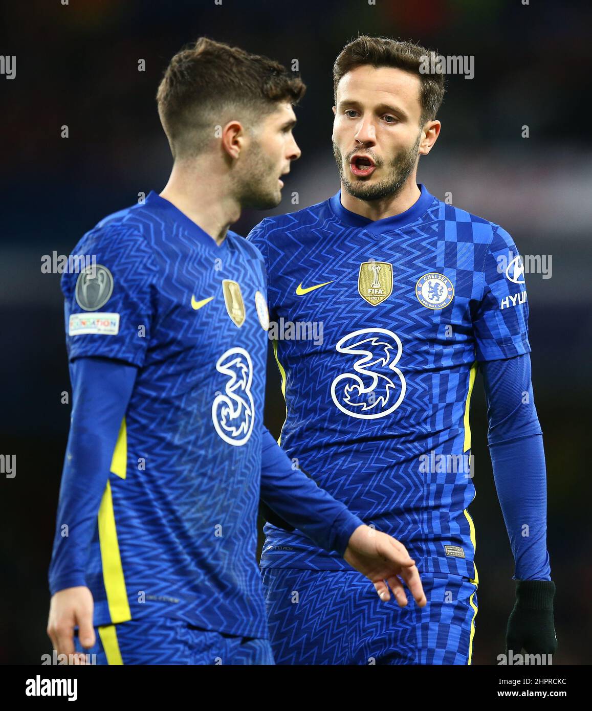 Londra, GBR. 22nd Feb 2022. Saul Niguez di Chelsea con il compagno di squadra Christian Pulisic durante la partita di calcio Chelsea contro Lille, UEFA Champions League, Stamford Bridge, Londra, Regno Unito - 22 Febbraio 2022 Credit: Michael Zemanek/Alamy Live News Foto Stock